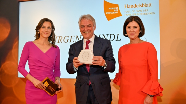 Progroup, Coroplast und dm neu in der 'Hall of Fame der Familienunternehmen' - Handelsblatt Hall of Fame der Familienunternehmen: Preisträger Jürgen Heindl (Progroup) mit Moderatorin Kay-Sölve Richter (l.) und Laudatorin Dr. Vera-Carina Elter (r., KPMG) - Quelle: argum für Handelsblatt